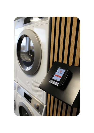 Betal kontaktløst med kort eller mobil pay på kortterminal hos Clean Kokos selvbetjente vaskerier. Betal kontaktløst med kort eller mobil pay på kortterminal hos Clean Kokos selvbetjente vaskerier.